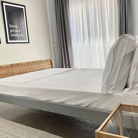 3-bedroom Central, Spacious And Bright Apartment. *