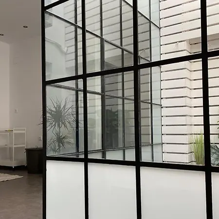 3-bedroom Central, Spacious And Bright Apartment. Apartment *