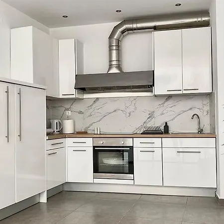 Apartment 3-bedroom Central, Spacious And Bright Apartment.