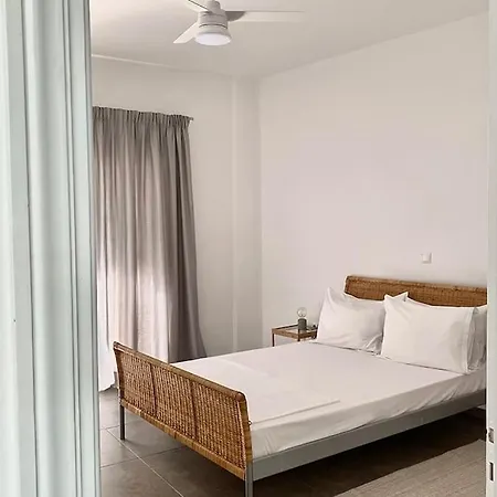 3-bedroom Central, Spacious And Bright Apartment. Apartment