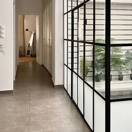 3-bedroom Central, Spacious And Bright Apartment. Apartment