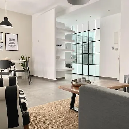 3-bedroom Central, Spacious And Bright Apartment. Apartment