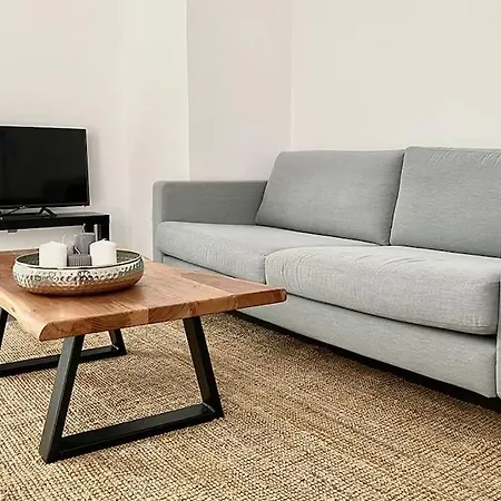 3-bedroom Central, Spacious And Bright Apartment. Apartment